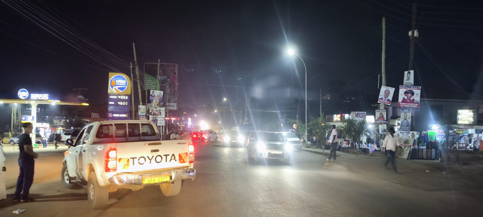 Kampala Straße bei Nacht