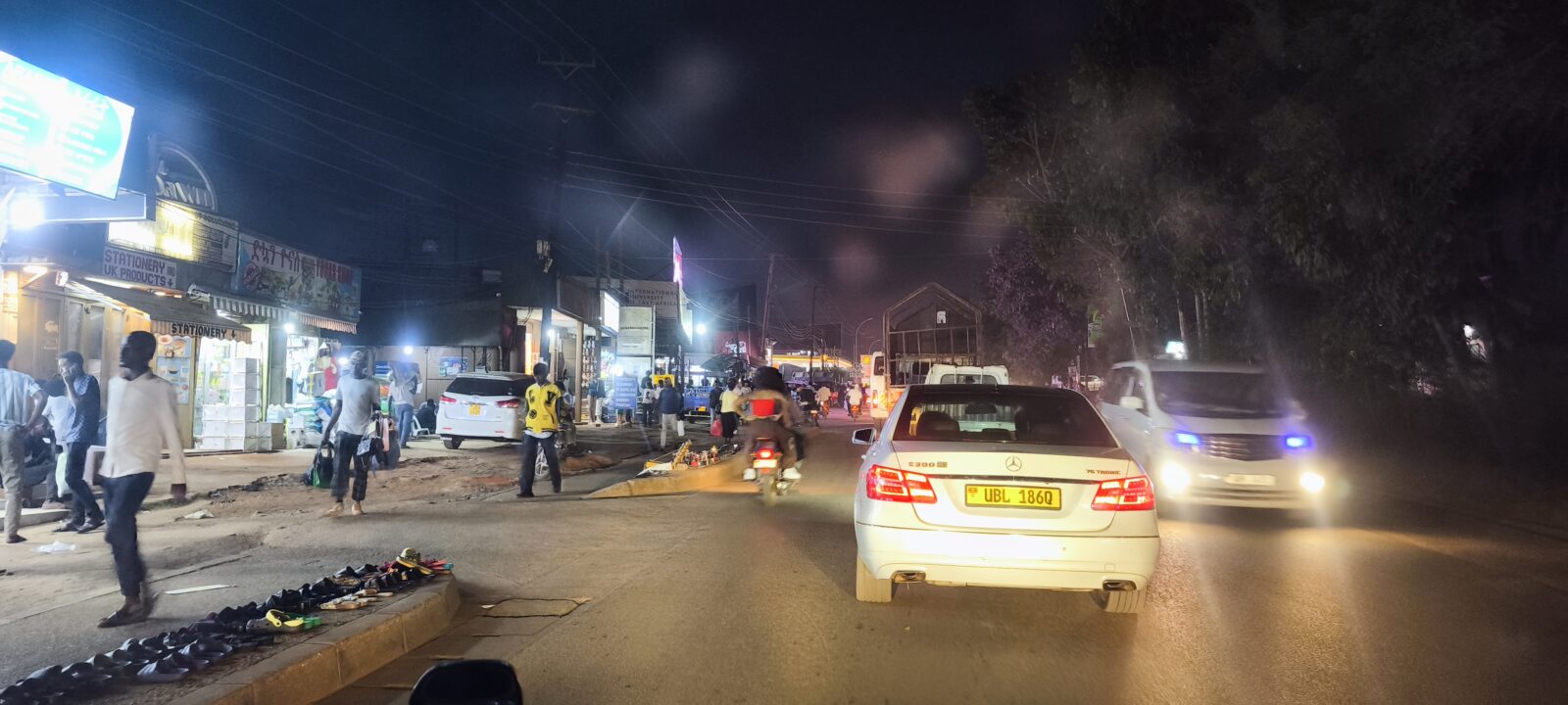 Kampala Straße bei Nacht