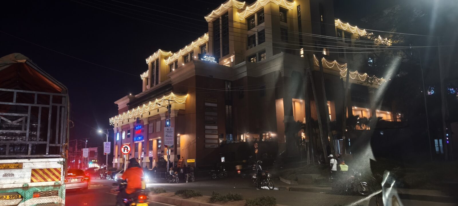 Acacia Mall bei Nacht